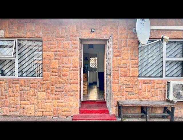 2 BEDROOM HOUSE FOR SALE IN SILVERTOWN